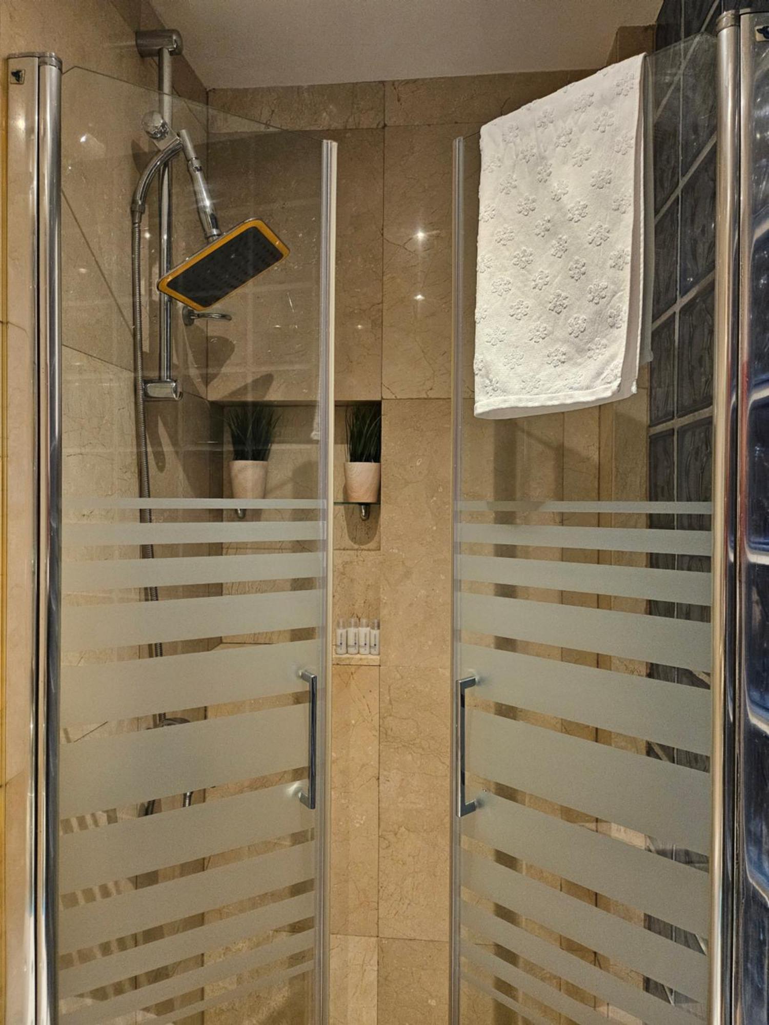 Pequeno Apartamento En El Centro De Madrid Esterno foto